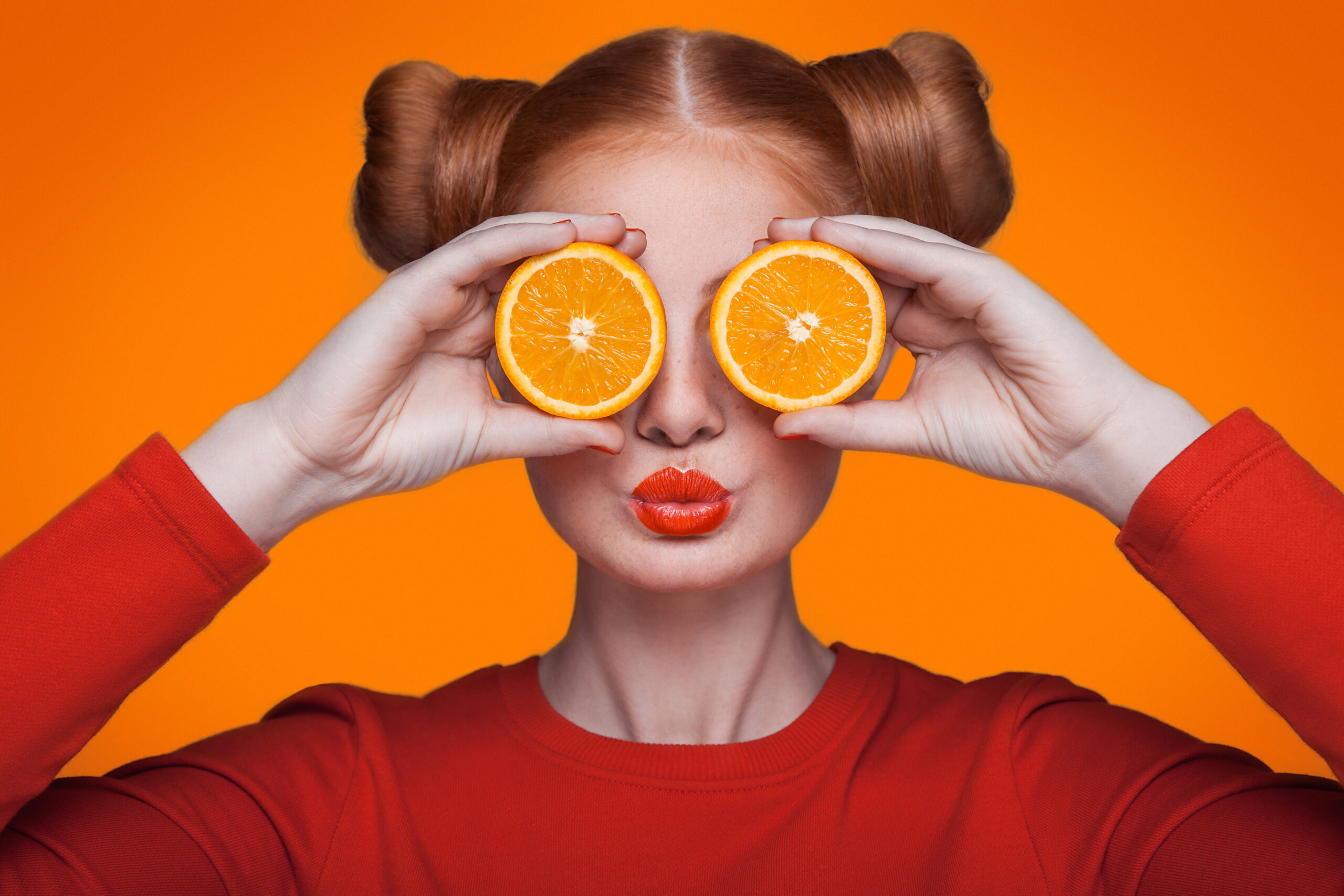 Młoda kobieta z owocami na twarzy