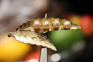 Naturalne perły hodowane oceaniczne Akoya broszka miedzionikiel liść