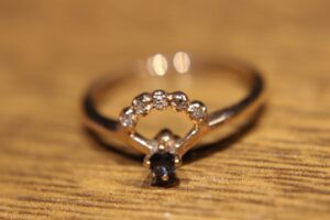 Delikatny pierścionek złoty 12k naturalny szafir diamenty