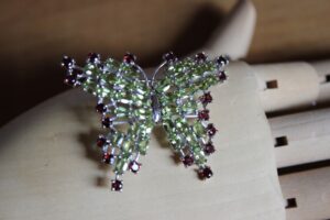 Broszka motyl periodyty (oliwiny) granaty 925