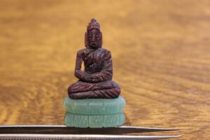 Awenturyn rubin kamień naturalny 56.7ct rzeźbiony Budda
