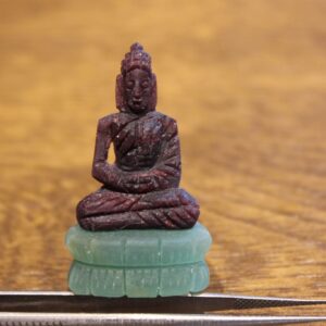 Awenturyn rubin kamień naturalny 56.7ct rzeźbiony Budda