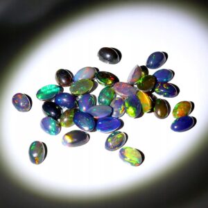 Opale czarne 4.25ct kamienie naturalne 31 sztuk AAA
